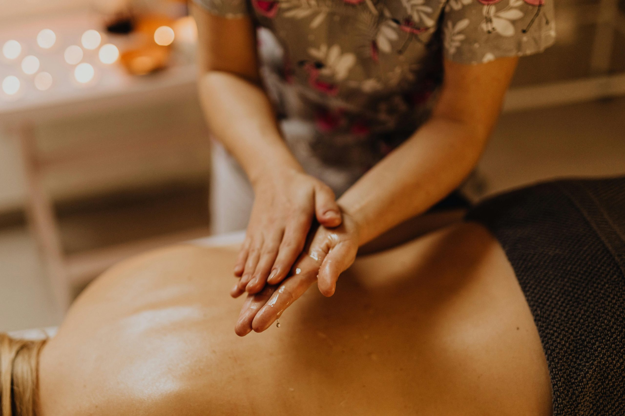Massage Abhyanga ayurvédique pratiqué sur le dos avec de l’huile chaude